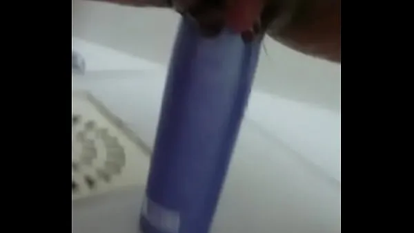 Nová trubka celkem Stuffing the shampoo into the pussy and the growing clitoris