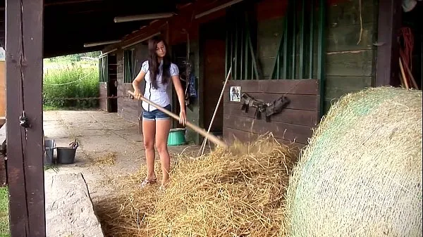 Nouveau Megan Cox se masturbe à l'extérieur. La voir devenir chaude dans le foin tube total