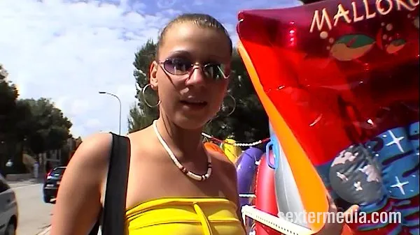 Nouveau Streetgirls à Majorque baise avec un gode sur la plage tube total