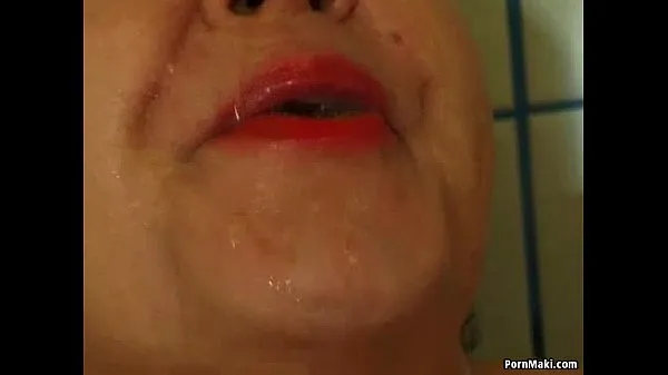 Nowa Chubby granny pissing in the shower całkowita rura