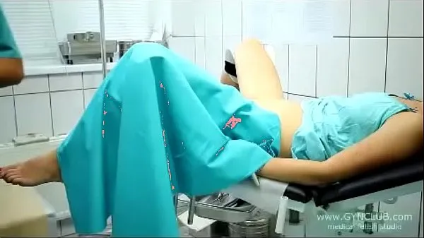 Nytt totalt beautiful girl on a gynecological chair (33 rör