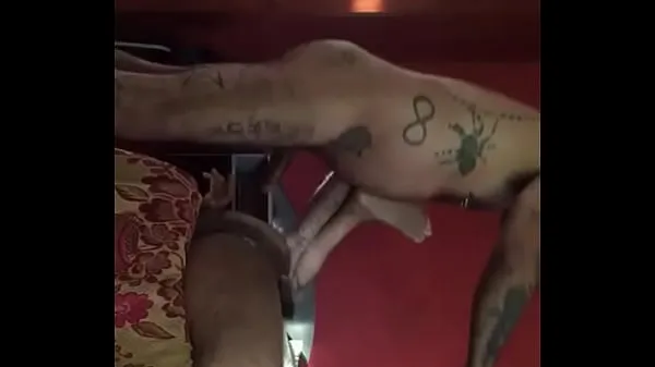 Nouveau gay gémissant sur le rouleau du mâle tatoué tube total