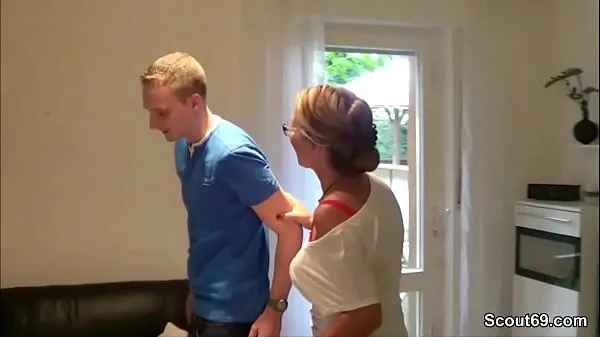 Uusi MILF fucks the pizza boy and her husband is watching putkea yhteensä