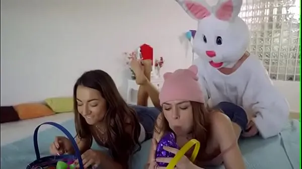 Easter bunny lays eggs inside her أنبوب إجمالي جديد