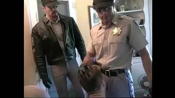 نیا Hot cop dudes in MMM threesome sucking cock and fucking tight ass کل ٹیوب