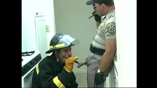 Uusi Fireman doing blowjob to cop putkea yhteensä