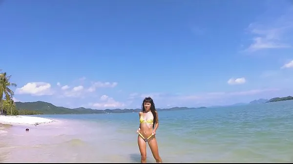 نیا Micro bikini tease by sexy teen who walks on a beach کل ٹیوب