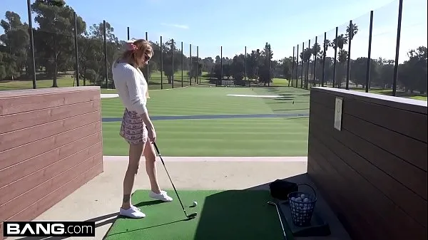 Νέο Nadya Nabakova puts her pussy on display at the golf course συνολικό σωλήνα