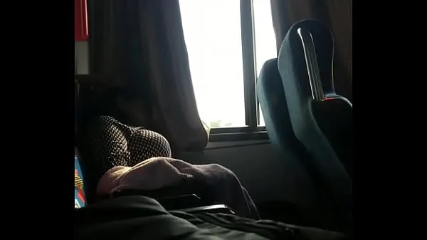 Nieuwe Busty bounces tits on bus totale buis