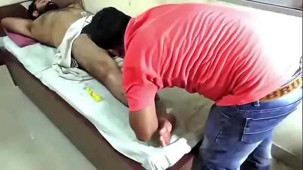 Novo indiano peludo recebendo massagem tubo total