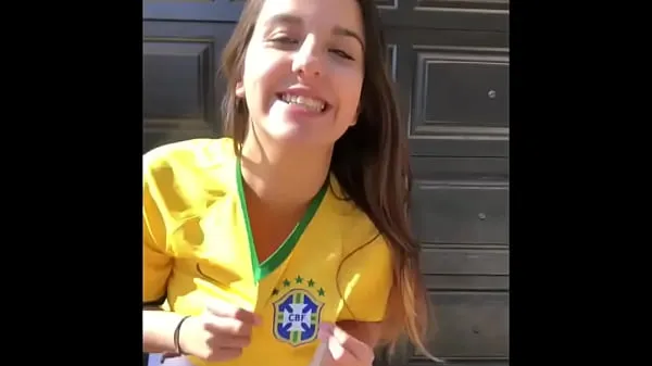 Nytt totalt Very hot young girl in short shorts wearing the Brazilian national team shirt rör