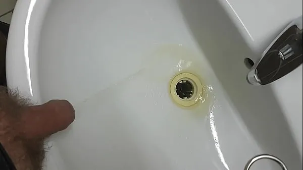 un pipi dans un lavabo d un wc public أنبوب إجمالي جديد