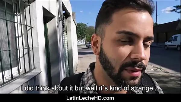 Nouveau Un latino espagnol hétéro approché dans la rue par un inconnu gai payant pour du sexe devant une caméra en public tube total