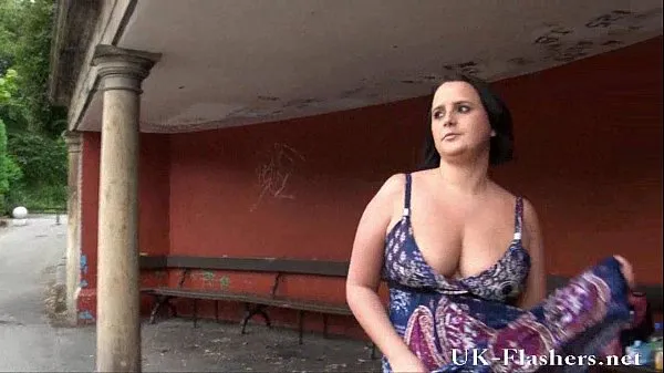 Novo A gata amadora gordinha Sarah Jane nua em Preston e piscando tubo total