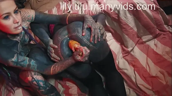 Nuevo Fisting divertido con Lily, la trans tatuada con gran polla negra tubo total