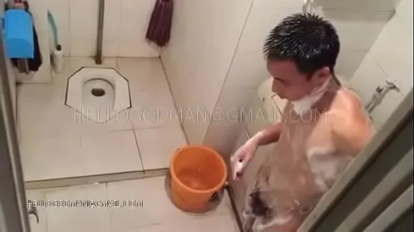 Nuevo Hombre adulto chino bañándose tubo total