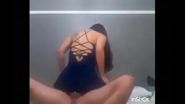 Nuevo Hottie tatuada en vestido azul gimiendo y cabalgando tubo total