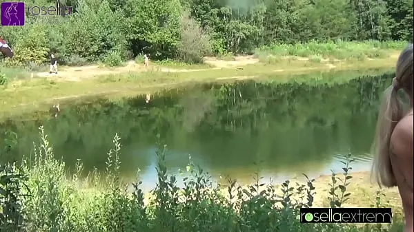 Novo Espermatozóide e mijo vadia fica público em um lago de banho, a boca entupida! Suja usada por 40 homens como porra e mijo no banheiro! Parte 3 tubo total