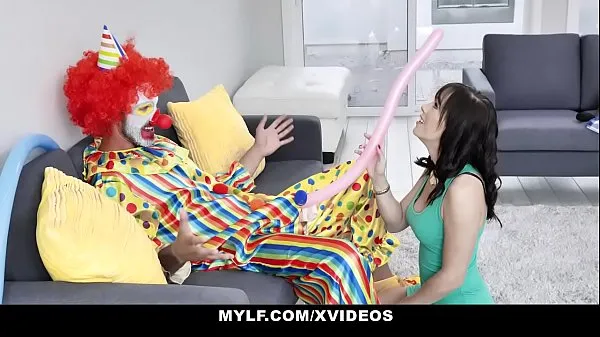 Neue MYLF - Sexy Cougar (Alana Cruise) wird von einem Big Dick Clown gefickt Tube insgesamt