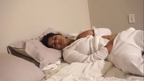 Novo Tia sozinha brincando na cama Cums muitas vezes - Maya tubo total