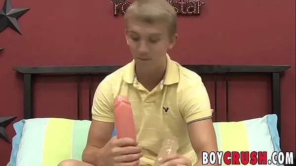 Νέο Twinks stuffs his ass with a dildo solo συνολικό σωλήνα