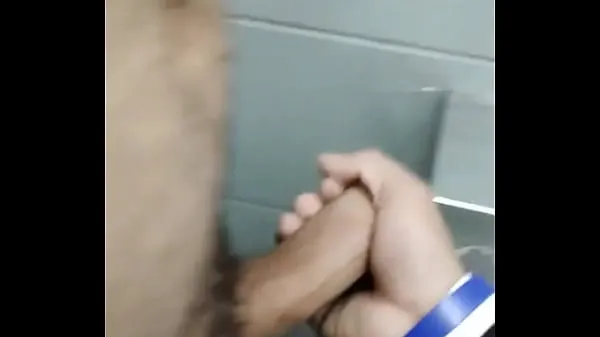 Neue Ich rannte in einem Badezimmer zu einem venezolanischen Mann Tube insgesamt