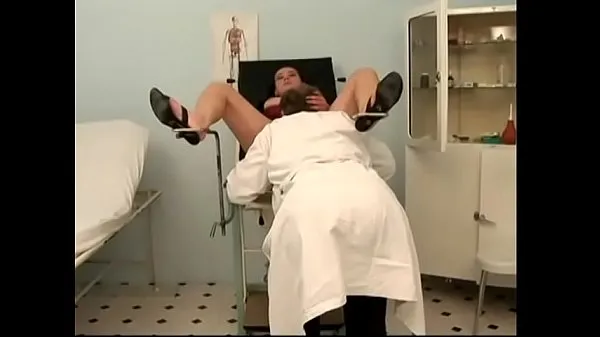 Nová skúmavka celkom Horny old doctor fuck his young patient in tight pussy
