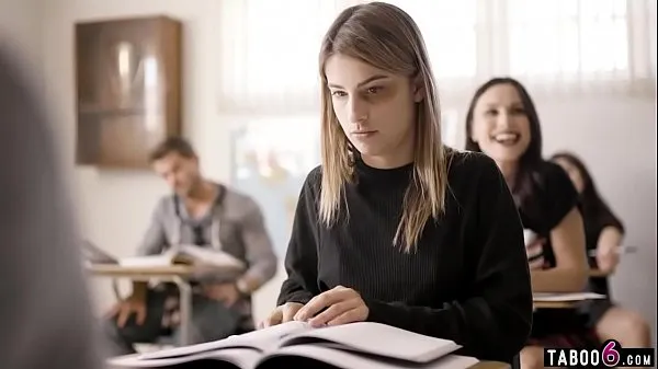 Novo Duas meninas em uma escola do pijama que levou a sexo lésbico tubo total