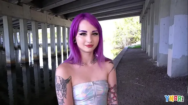 Neue YNGR - Hot Inked Purple Hair Punk Teen wird geschlagen Tube insgesamt