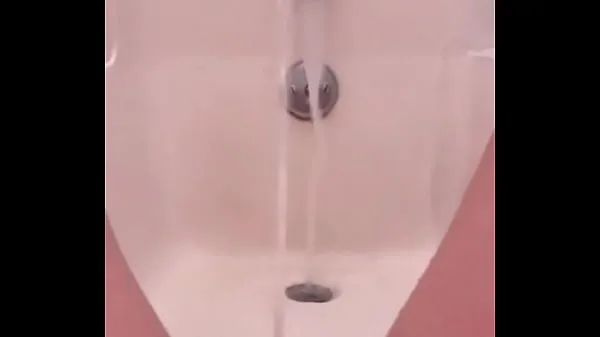 Νέο 18 yo pissing fountain in the bath συνολικό σωλήνα