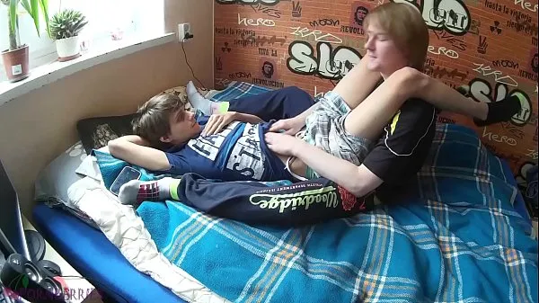 Neue Zwei junge Freunde machen schwule Acts, die sich in einen Cumshot verwandelten Tube insgesamt