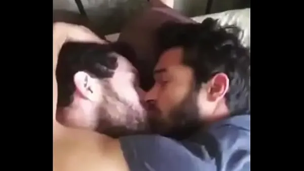 Nuevo Un indio besando a otro indio en los labios tubo total