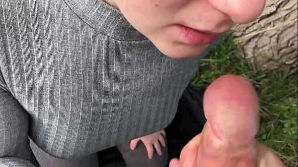 Neue Öffentlicher Blowjob von meiner Frau im Park. Sperma im Mund KleoModel Tube insgesamt