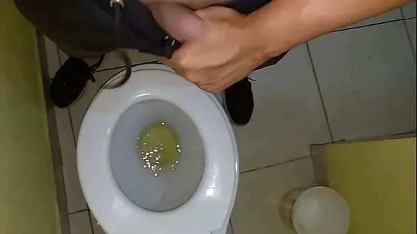 Nytt totalt pissing in the toilet at work rör