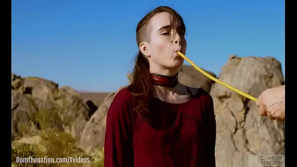 Nuevo La pequeña y hardcore masoquista sumisa Brooke Johnson bebe orina, recibe una paliza fuerte y recibe una severa sesión de beso negro en las rocas del desierto de Joshua Tree en este documental de Domthenation tubo total