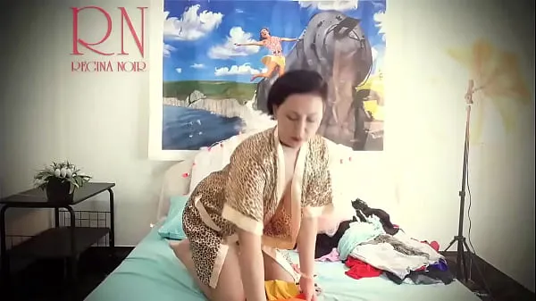 新夫人脱下她的白色内裤和跳舞的醉酒。 显示猫。 预告片 家庭主妇在床上摆出性感的内衣和衣服。 她试穿内裤，紧身胸衣，胸罩，袜子，长筒袜，紧身衣，闲荡。 复古怀旧风格 荡妇在性感的衣服摆姿势精美 母 显示抚摸她的阴户和手淫总管