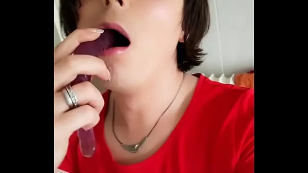 Új Amateur Tranny Sissy Analisa is sucking her Dildo deep at home and likes it to be a Shemale bitch teljes cső