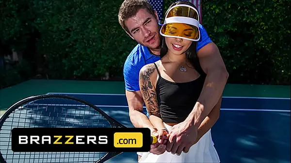 Novo Xander Corvus) Massages (Gina Valentinas) Foot To Ease Her Pain They End Up Fucking - Brazzers tubo total