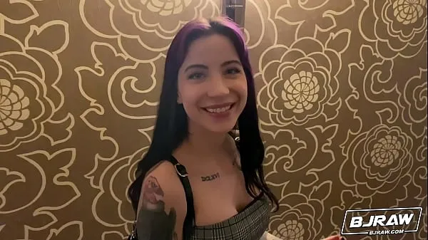 Nouveau Bombasse tatouée de Vegas gags sur une grosse bite et mange son cul tube total