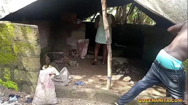 Nuevo Mientras estaba sentado en el patio trasero de mi abuela conversando con mi novio para que viniera, sin saber que estaba sentado desnudo, uno de los campeones públicos locales del coño del pueblo estaba mirando mi coño local, luego me engañó y me folló tubo total