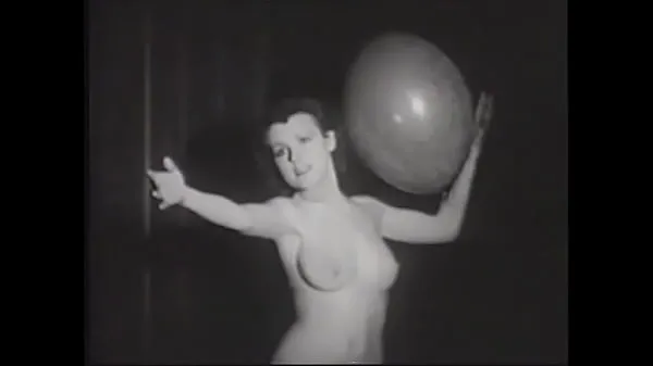 Erotic retro model with a beautiful figure plays with balloons for the crowd on stage أنبوب إجمالي جديد