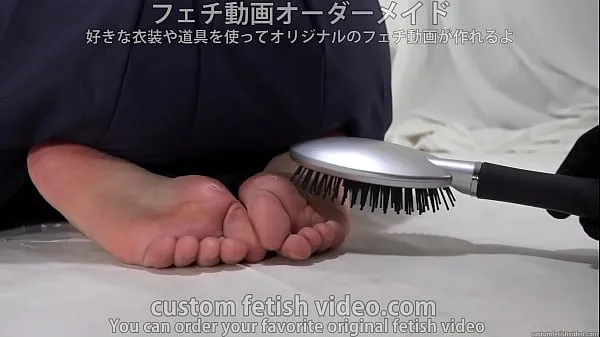 Nová skúmavka celkom Tickle the soles of women's feet with a fork and a hairbrush