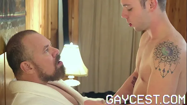 Новая Gaycest - симпатичного лысого парня без презерватива трахнул сексуальный дедушка-как-то чувак общая труба