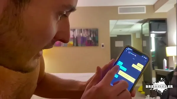 Nuovo un grindr senza sella casuale si incontra nella stanza d'albergo con un ragazzo caldo e un ragazzo muscoloso tubo totale