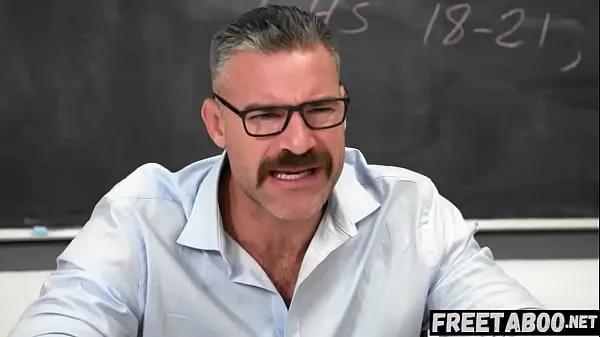 Nouveau Hot Student Obtient une discipline de la part de son professeur de mathématiques - Film complet sur tube total