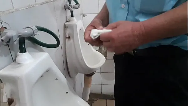 Nowa Spying on a mature man in the public bathroom całkowita rura