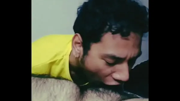 Nuevo Disfrutando de la deliciosa verga de este macho peludo a mamadas tubo total