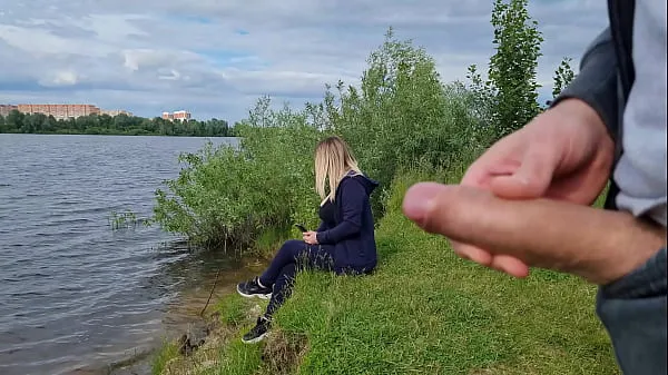 Nouveau L'homme exhibitionniste a vu une fille solitaire dans la nature et a sorti sa bite devant elle et a commencé à se masturber la bite devant une beauté inconnue, il risque de lui faire peur, mais elle aime regarder une grosse bite tube total