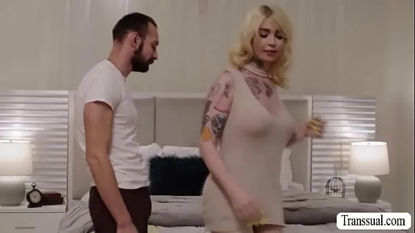 ใหม่Blonde shemale orders a new bed comforter from the guy that,she throats his dick and bareback fucks his ass so hardหลอดทั้งหมด