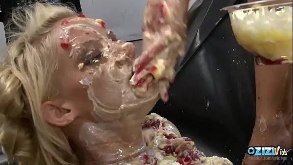 Nieuwe Kinky blonde girl gets her sexy body covered in food totale buis